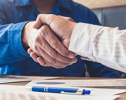 Handshake bei Geschäftsverhandlung: HGPower Kooperation für B2B-Partner und Installateure von Newntide Wärmepumpen.