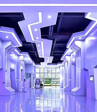 Modernes Newntide Forschungs- und Entwicklungslabor mit futuristischer blauer Beleuchtung, sauberen Boden und Wärmepumpen-Prüfständen.