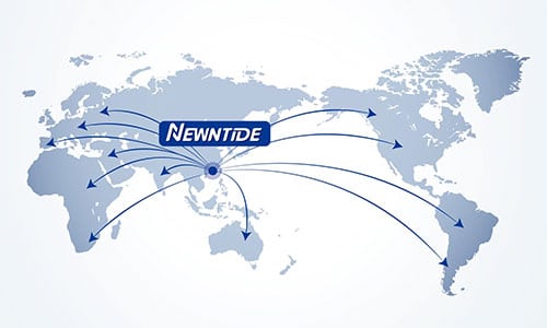 Weltkarte mit dem Newntide-Logo als Ausgangspunkt und blauen Verbindungslinien, die den globalen Export und die internationale Präsenz veranschaulichen.