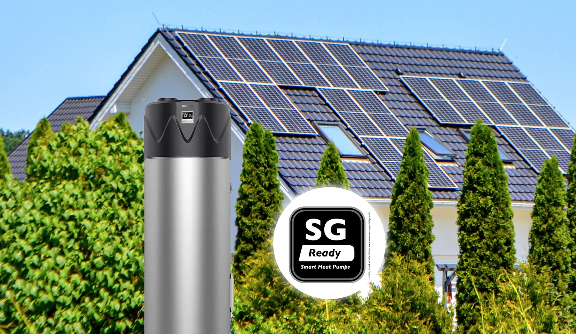Newntide Brauchwasserwärmepumpe Hot-Spring vor einem Wohnhaus mit Photovoltaikanlage auf dem Dach und einem "SG Ready"-Siegel für intelligente Wärmepumpen.