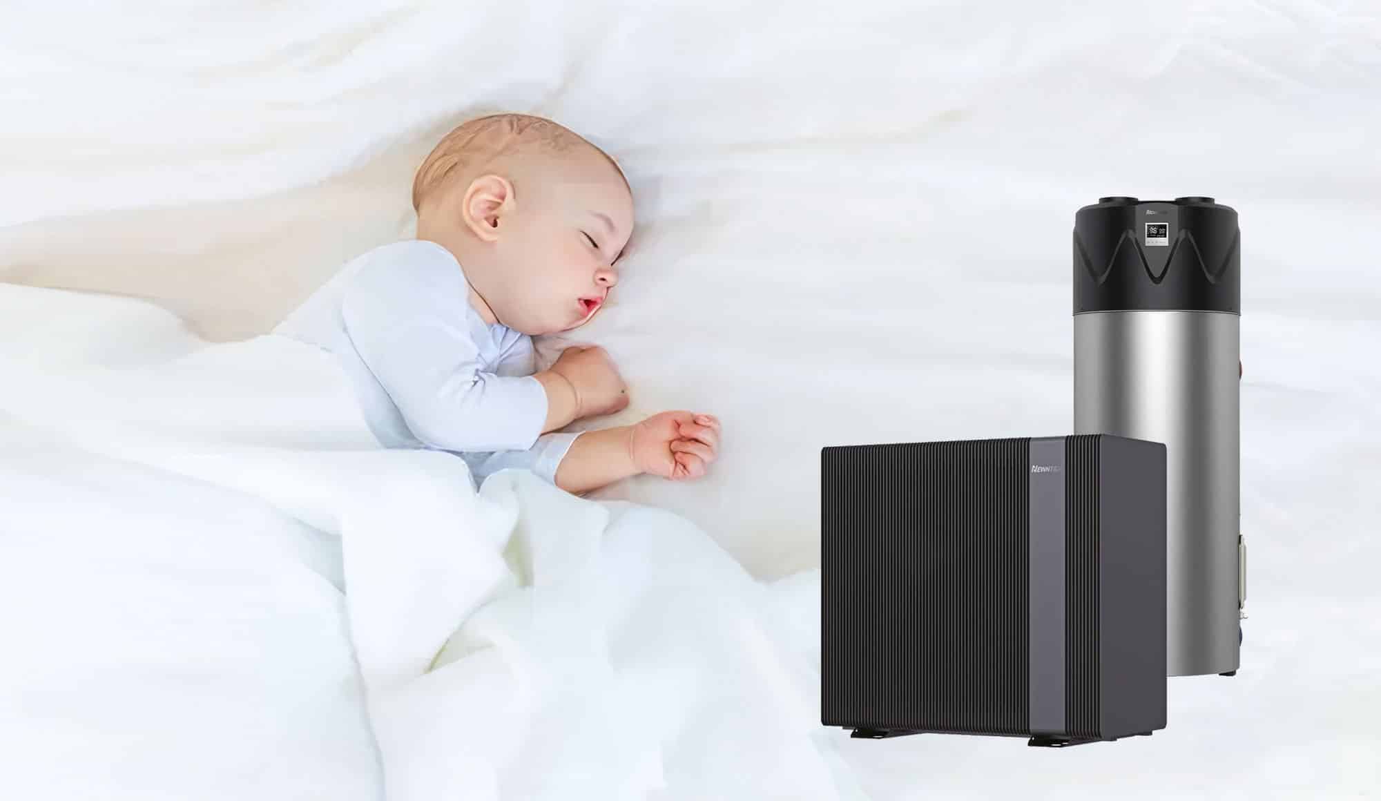 Kompositum-Bild, links ein friedlich schlafendes Baby, rechts daneben ein freigestelltes Newntide Wärmepumpen-System (Außengerät und Brauchwasser-Speicher), alles vor einem neutralen, weichen weißen Hintergrund.