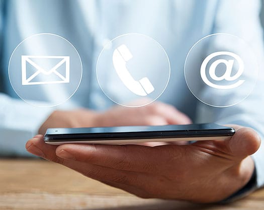 Kontaktieren Sie HGPower: Symbole für E-Mail, Telefon und E-Mail-Adresse über einer Hand mit Smartphone.