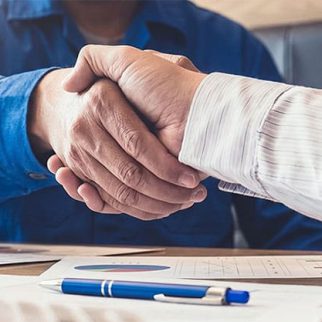 Handshake bei Geschäftsverhandlung: HGPower Kooperation für B2B-Partner und Installateure von Newntide Wärmepumpen.